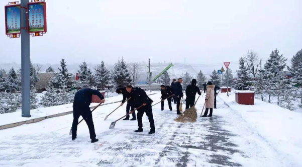 文明創(chuàng)建我先行——市產(chǎn)投集團(tuán)組織員工開(kāi)展積雪清掃活動(dòng)(圖2)